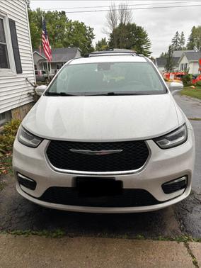 White 2022 Chrysler Pacifica Touring L