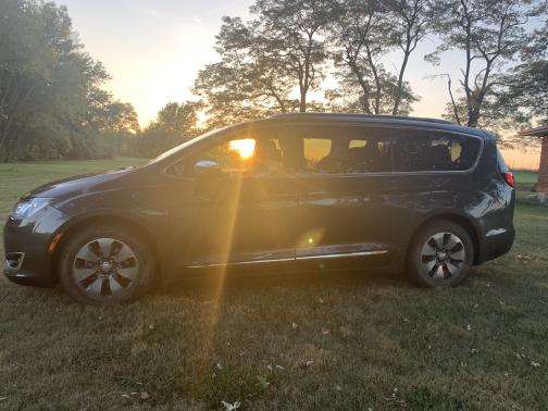 Gray 2017 Chrysler Pacifica Hybrid Platinum