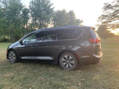 Gray 2017 Chrysler Pacifica Hybrid Platinum