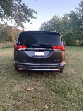 Gray 2017 Chrysler Pacifica Hybrid Platinum