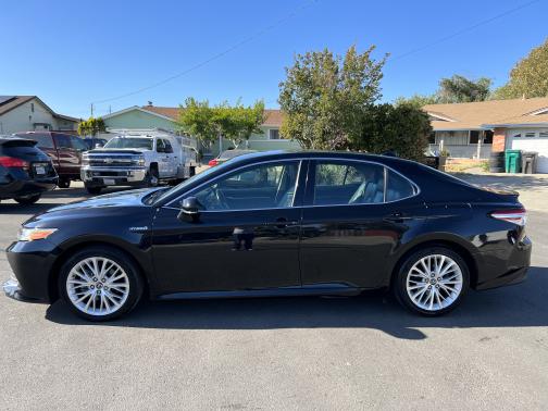 Photo 2 of 16 of 2019 Toyota Camry Hybrid XLE