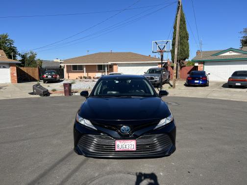 Photo 3 of 16 of 2019 Toyota Camry Hybrid XLE