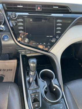 Photo 4 of 16 of 2019 Toyota Camry Hybrid XLE