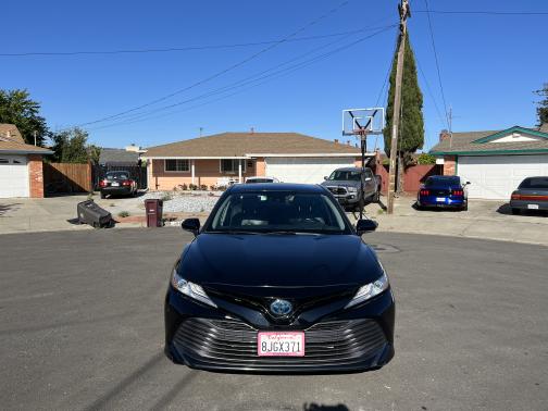 Photo 5 of 16 of 2019 Toyota Camry Hybrid XLE