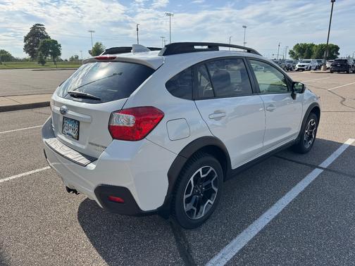 White 2017 Subaru Crosstrek 2.0i Limited