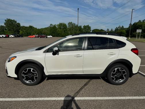 White 2017 Subaru Crosstrek 2.0i Limited