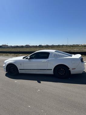 White 2013 Ford Mustang V6 Premium