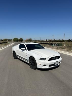 White 2013 Ford Mustang V6 Premium