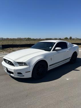 White 2013 Ford Mustang V6 Premium