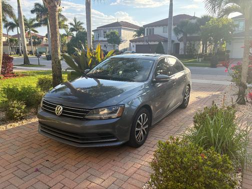 Gray 2017 Volkswagen Jetta 1.4T SE