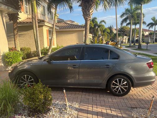 Gray 2017 Volkswagen Jetta 1.4T SE