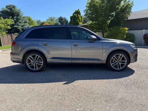 Gray 2017 Audi Q7 3.0T Prestige