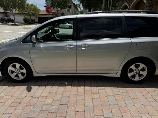 2020 Toyota Sienna LE