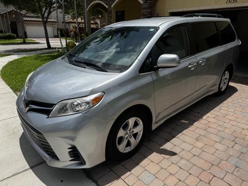 2020 Toyota Sienna LE