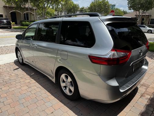 2020 Toyota Sienna LE