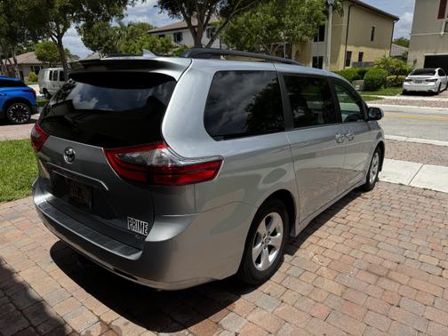 2020 Toyota Sienna LE