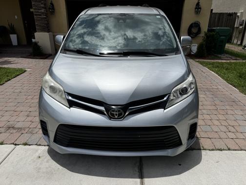 2020 Toyota Sienna LE
