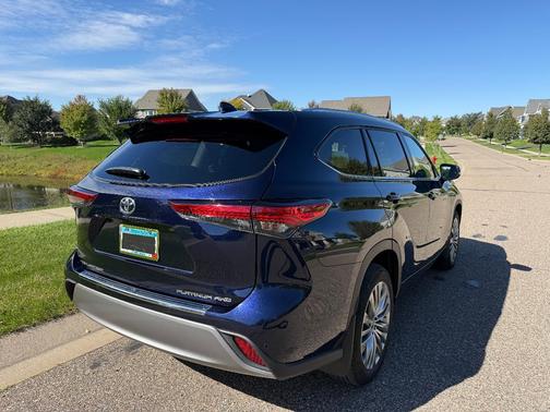 Blue 2022 Toyota Highlander Platinum