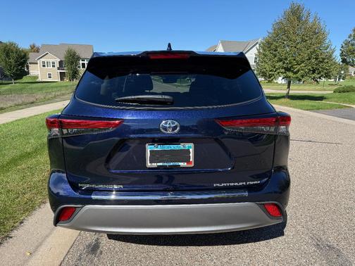 Blue 2022 Toyota Highlander Platinum