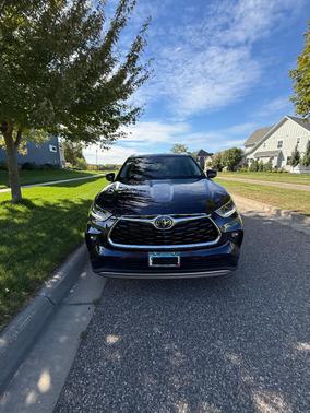 Blue 2022 Toyota Highlander Platinum