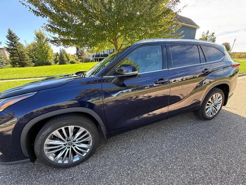 Blue 2022 Toyota Highlander Platinum