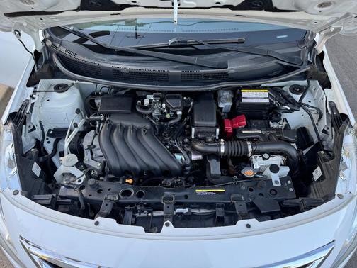White 2019 Nissan Versa 1.6 SV