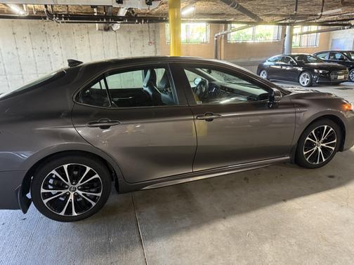2019 Toyota Camry Hybrid SE