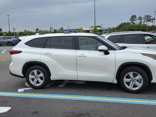 White 2021 Toyota Highlander LE