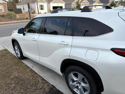White 2021 Toyota Highlander LE