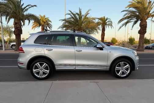 Silver 2014 Volkswagen Touareg 3.6L R-Line