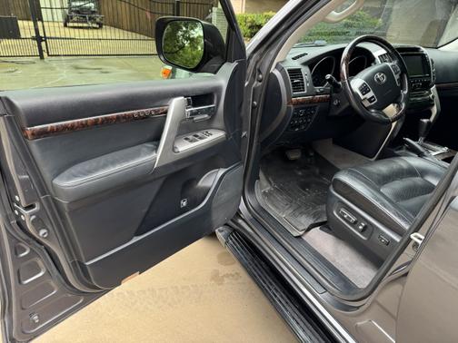 2015 Toyota Land Cruiser Base