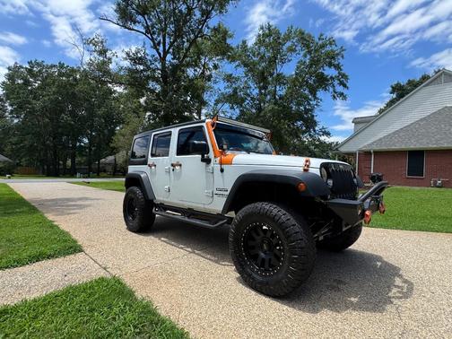 White 2017 Jeep Wrangler Unlimited Sport