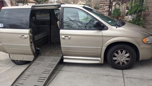 2005 Chrysler Town & Country Limited