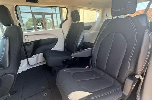 2022 Chrysler Voyager LX
