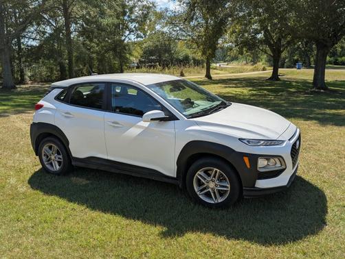 White 2021 Hyundai KONA SE