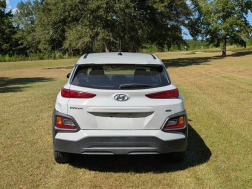 White 2021 Hyundai KONA SE