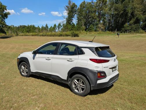 White 2021 Hyundai KONA SE