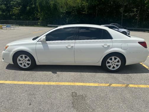 White 2009 Toyota Avalon XL