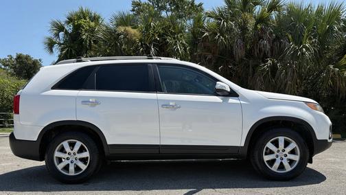 White 2012 Kia Sorento LX