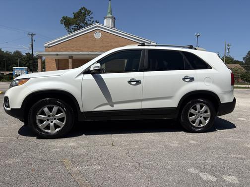 White 2012 Kia Sorento LX