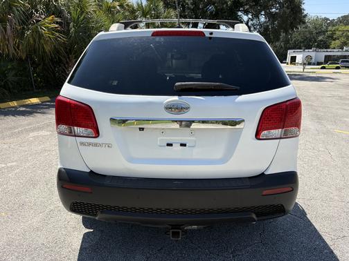 White 2012 Kia Sorento LX