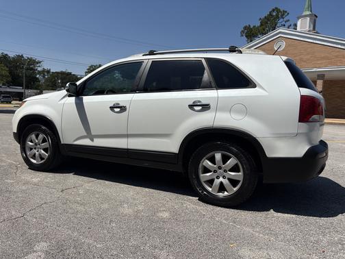 White 2012 Kia Sorento LX
