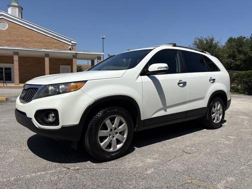 White 2012 Kia Sorento LX