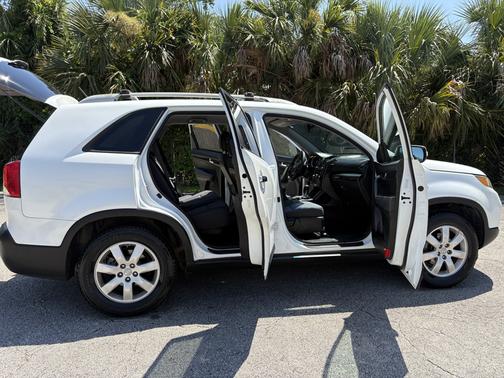 White 2012 Kia Sorento LX