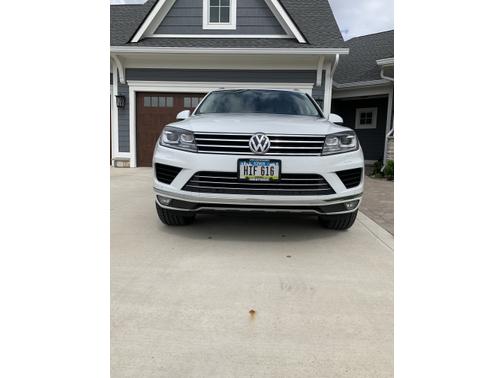 Photo 2 of 18 of 2015 Volkswagen Touareg V6 Lux
