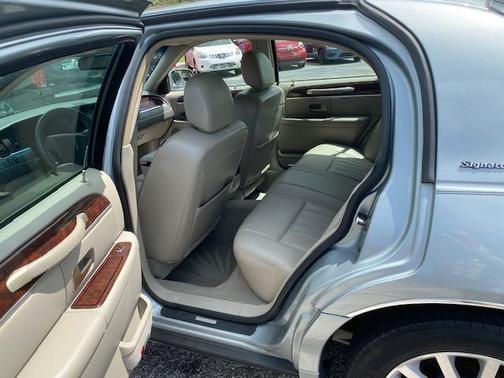 2006 Lincoln Town Car Signature