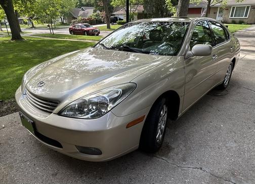 Gold 2002 Lexus ES 300 Base