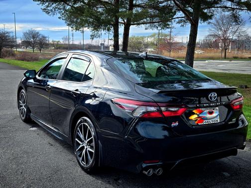 2024 Toyota Camry Hybrid SE