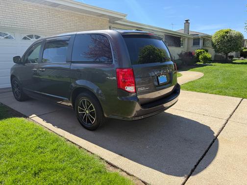 Gray 2018 Dodge Grand Caravan SE