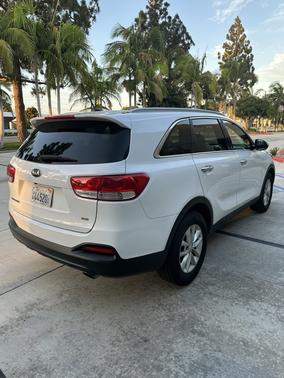 White 2017 Kia Sorento LX